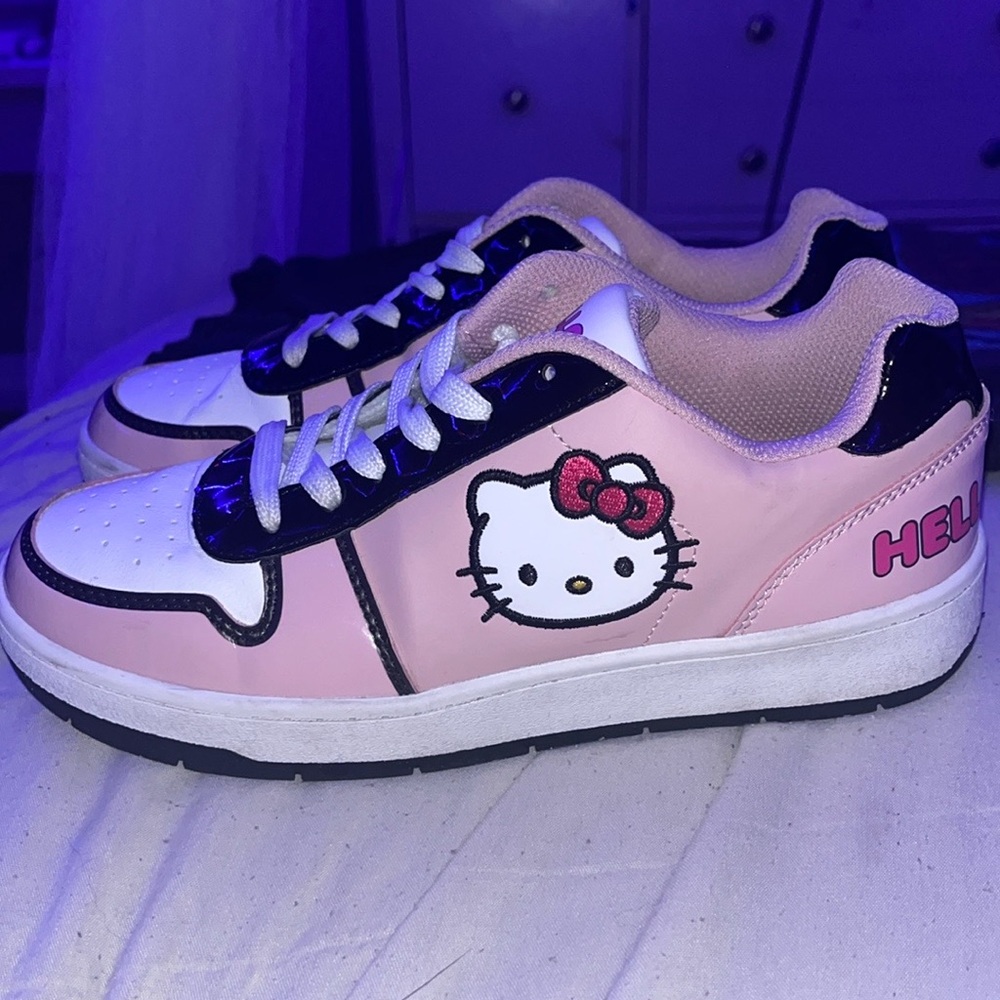 Im looking to sell my Hello Kitty shoes! Unfortunately they’re too big for me :(